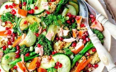 Gezonde kerstsalade met zalm, courgette, bimi & granaatappel