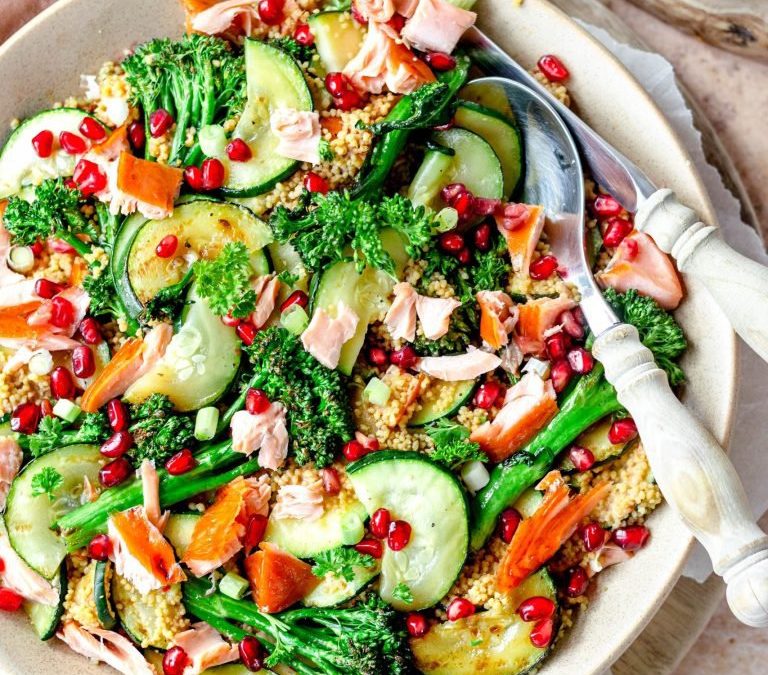 Gezonde kerstsalade met zalm, courgette, bimi & granaatappel