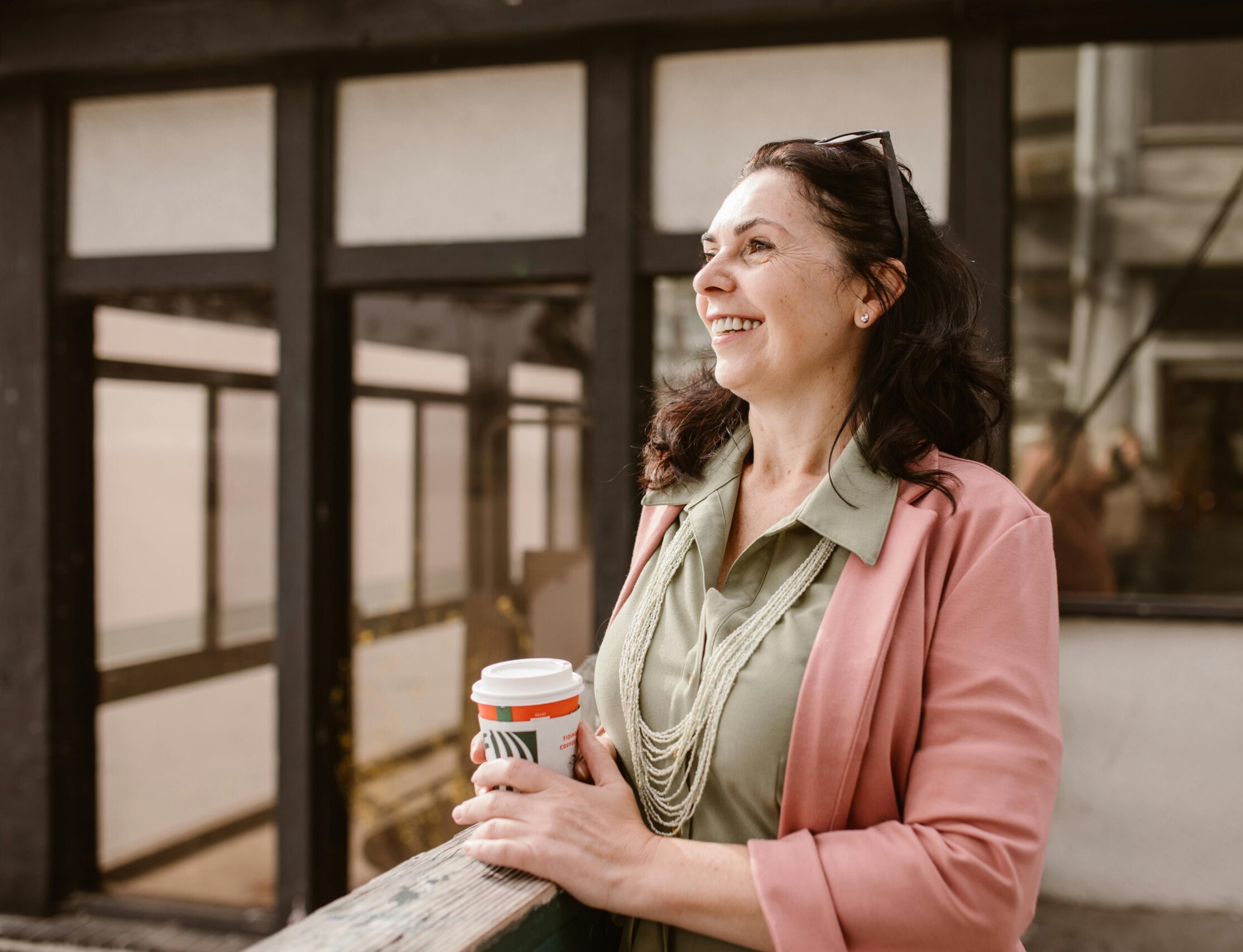 Twee vrouwen van boven de 40 drinken samen een kop koffie. Dit is de doelgroep van de Health Check Overgang.