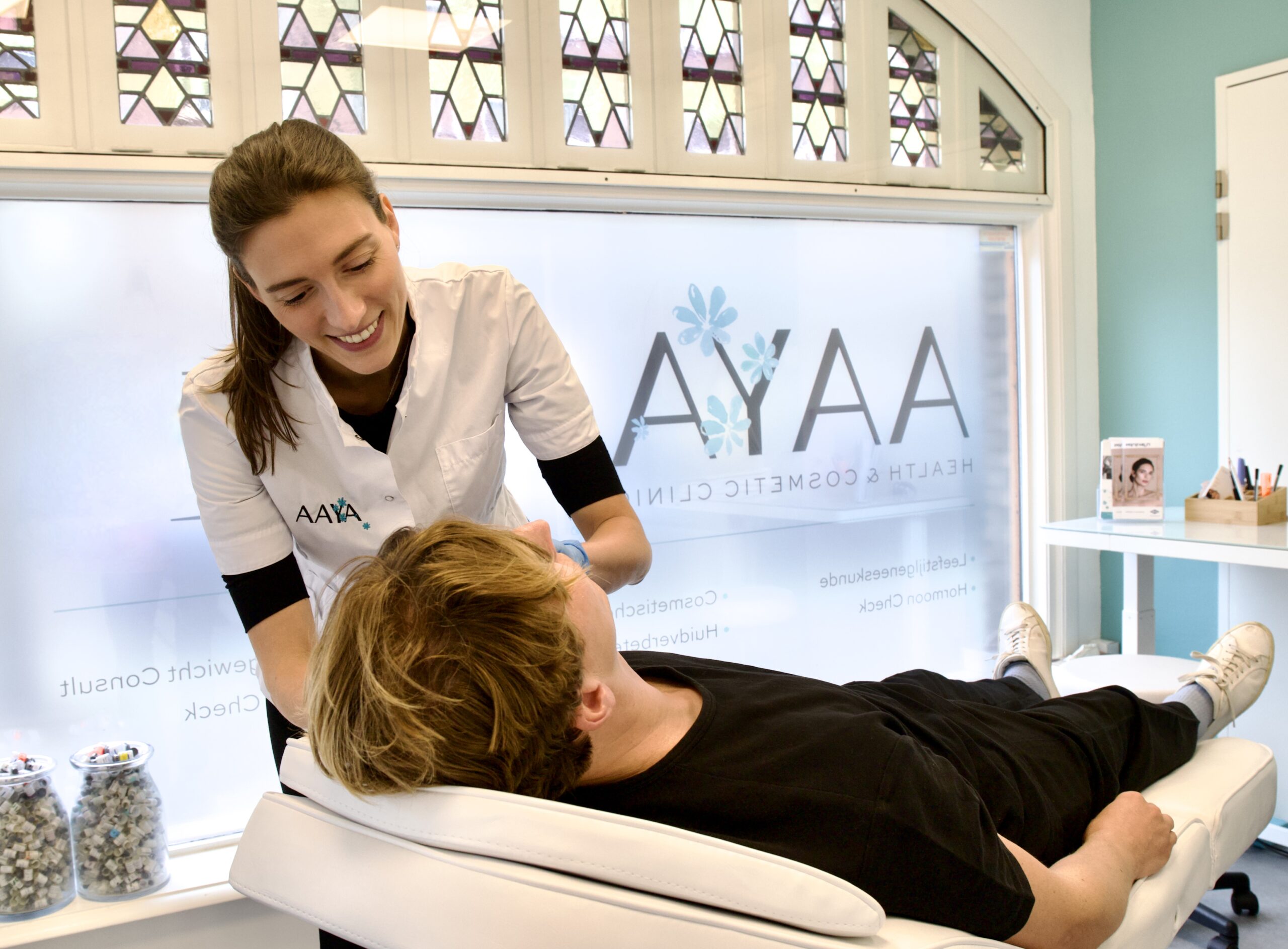 Twee vrouwen van boven de 40 drinken samen een kop koffie. Dit is de doelgroep van de Health Check Overgang.