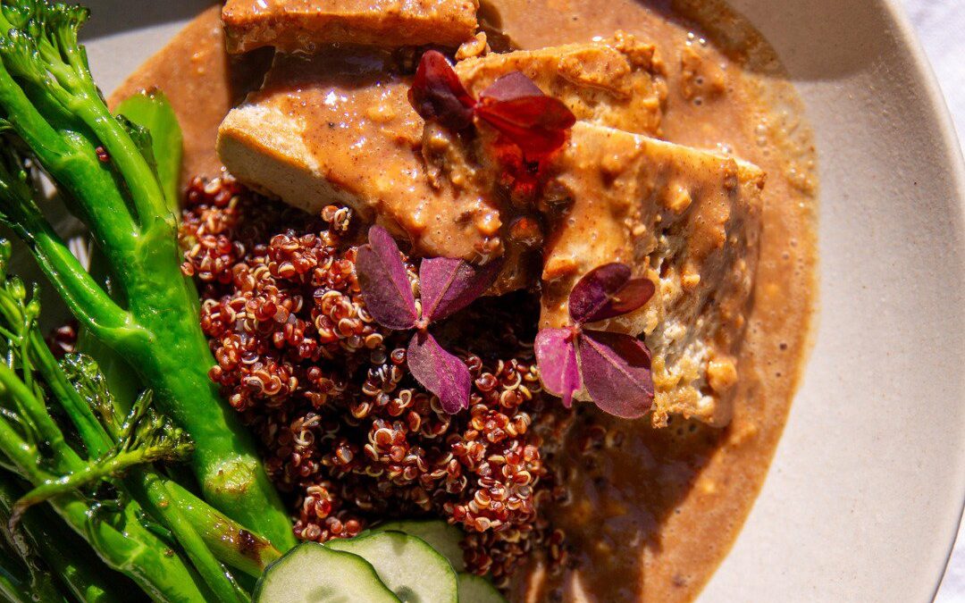 Nina’s Recept: Knapperige tofu met pinda-gembersaus, granen & groenten cover