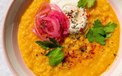 Nina’s Recept: Gouden Linzen Dhal met Knoflook Yoghurt & Zilveruitjes