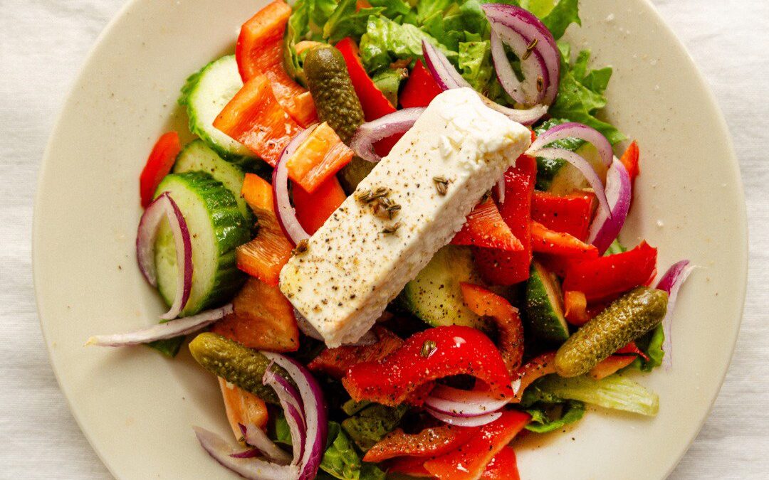 Nina’s Recept: Griekse Salade met Sjalot en Geroosterde Venkelzaadvinaigrette cover