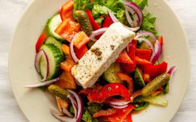 Nina’s Recept: Griekse Salade met Sjalot en Geroosterde Venkelzaadvinaigrette