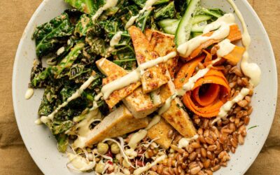 Nina’s Recept: Savooiekool-, Graan- & Tofubowl met Yoghurt–Mosterdsaus