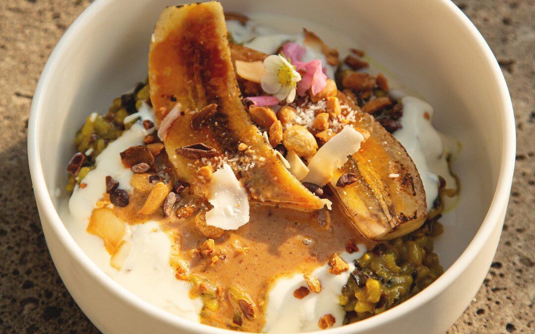 Nina’s Recept: Gekruide Kokosrijstpap met Pinda & Gebakken Banaan