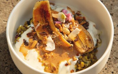 Nina’s Recept: Gekruide Kokosrijstpap met Pinda & Gebakken Banaan